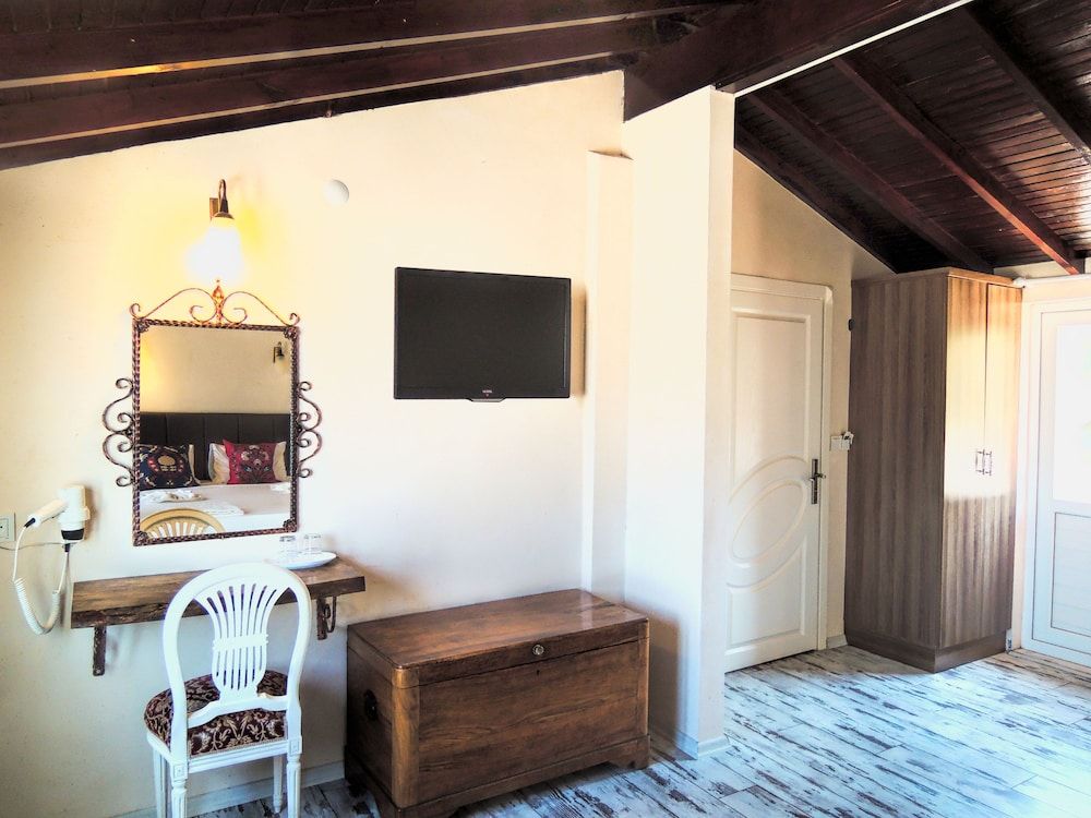 Villa Dreams Panoramic Room, Jetted Tub, City View 9