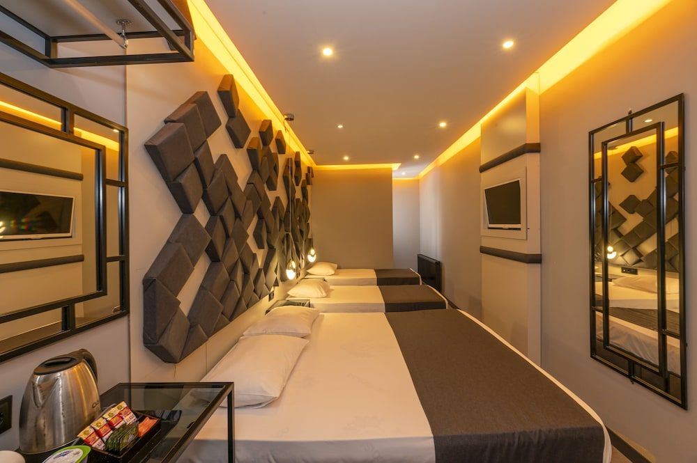 undefined White Palace Hotel 4