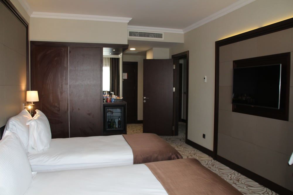 Ramada by Wyndham Istanbul Merter Standard Room, 2 Twin Beds, Non Smoking 2