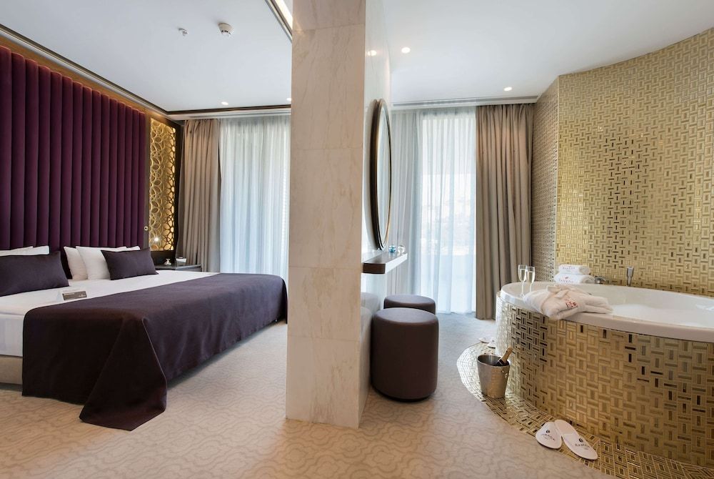 Honeymoon Suite, 1 King Bed, Non Smoking, City View