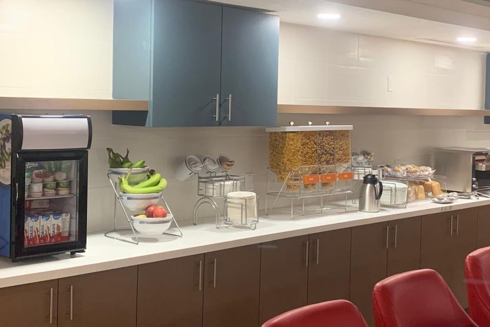 undefined Comfort Suites London 10