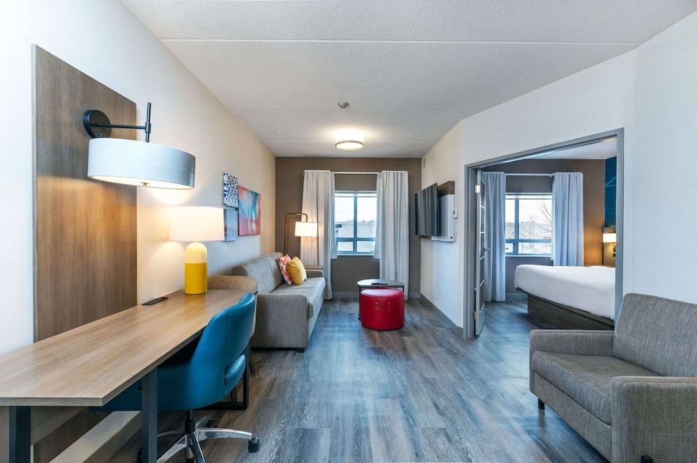 undefined Comfort Suites London 2