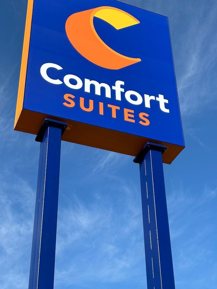 undefined Comfort Suites London 5
