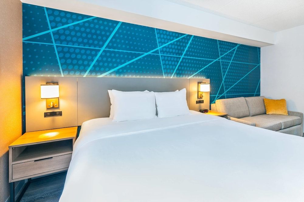 Comfort Suites London 1 King Bed, 1-Person Sofabed 2