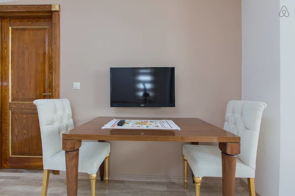 undefined Taximum Suites 6