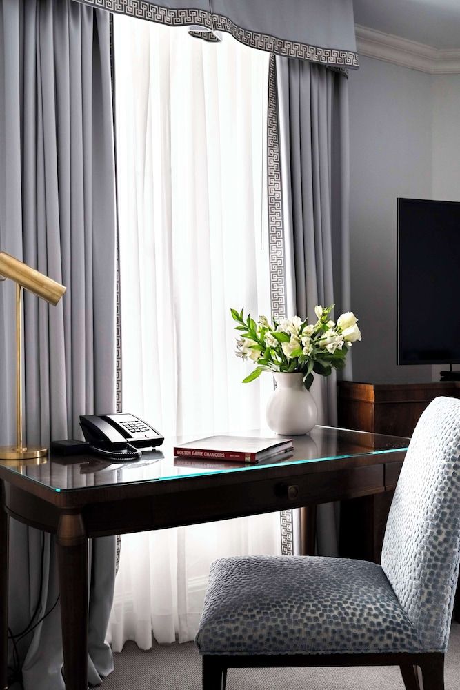 The Eliot Hotel Room, 1 Queen Bed (Guestroom) 4