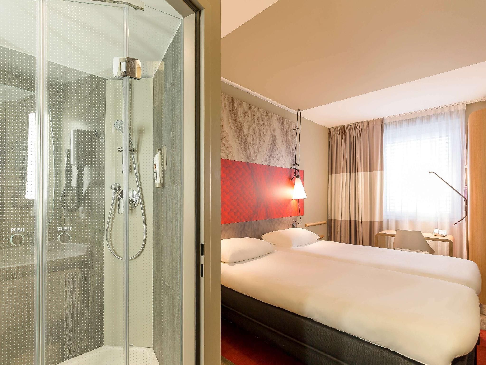 Room with 1 double bed measuring 63 x 79 in (16 0 x 200 cm)