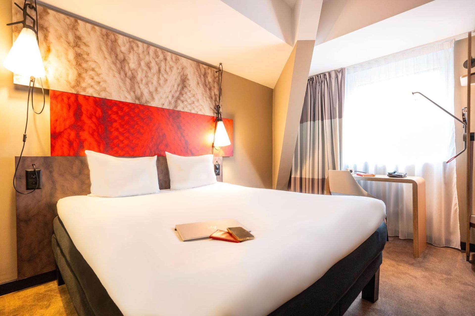 Room with 1 double bed measuring 63 x 79 in (16 0 x 200 cm)