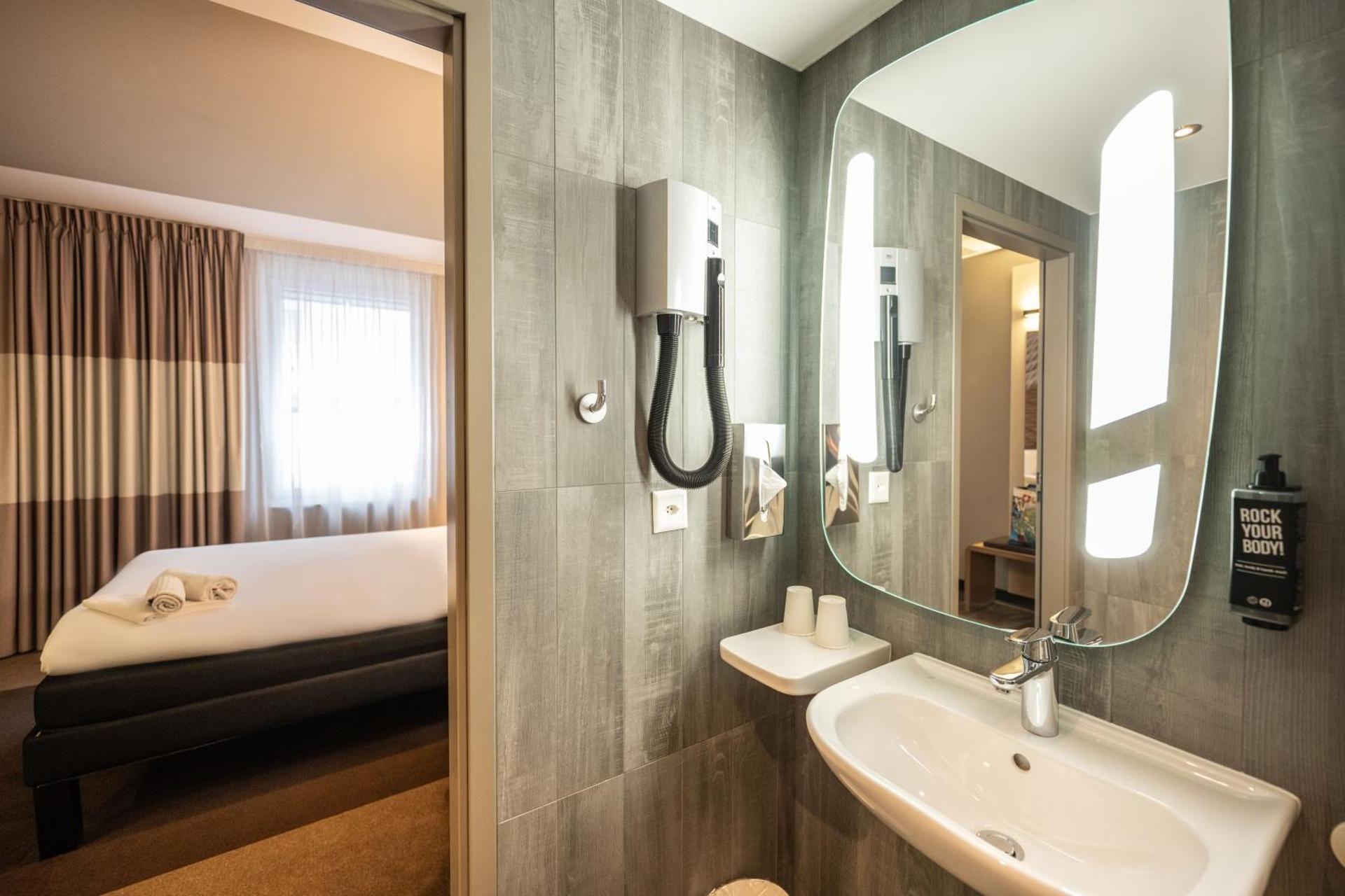 Room adapted for people with reduced mobility w ith 1 double bed (150 x 200 cm)