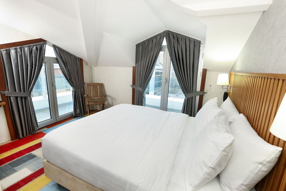 undefined Discovery Hotel 4