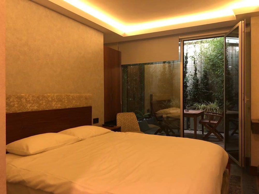 Discovery Hotel Room, 1 Queen Bed, Garden View, Garden Area 3