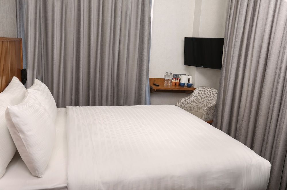 undefined Discovery Hotel