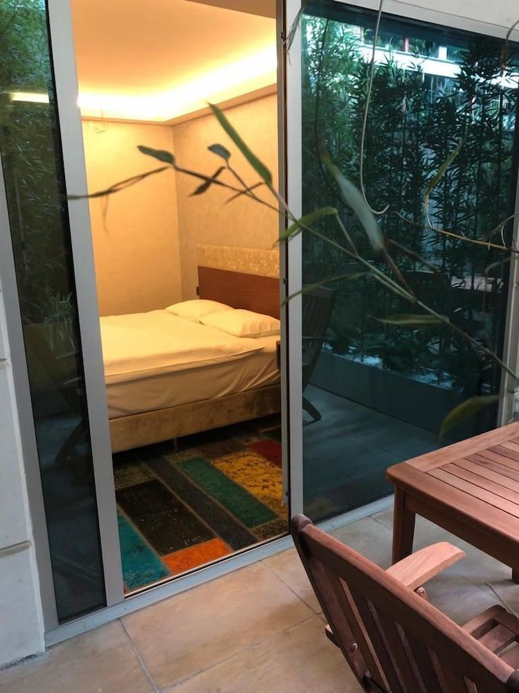 Discovery Hotel Room, 1 Queen Bed, Garden View, Garden Area 5