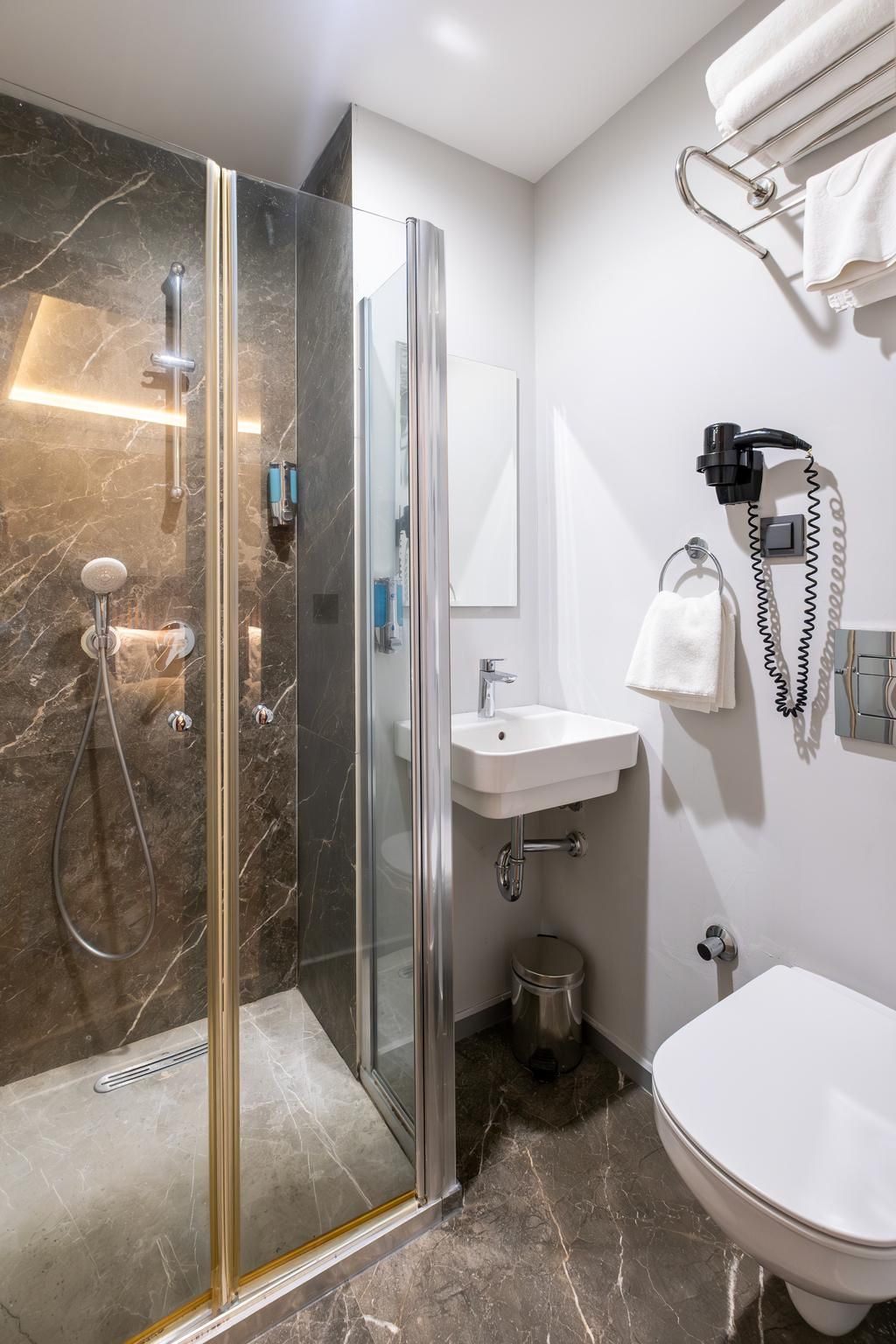 Discovery Hotel Basic Double 3