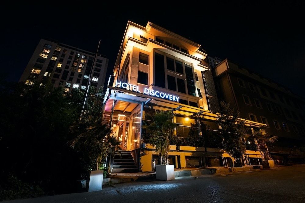 undefined Discovery Hotel 2