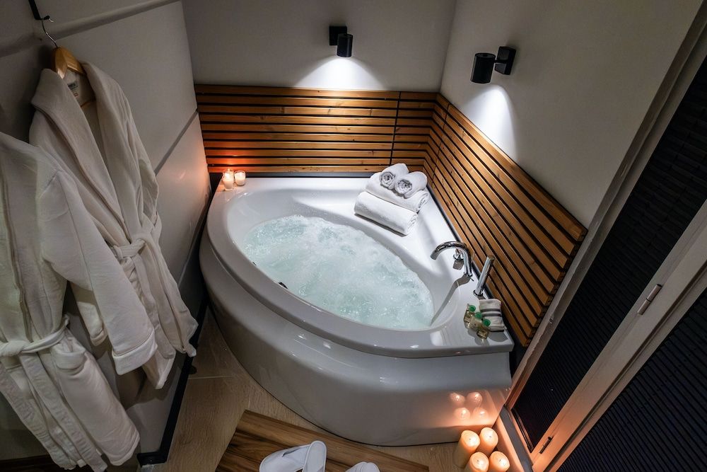 undefined Discovery Hotel 9