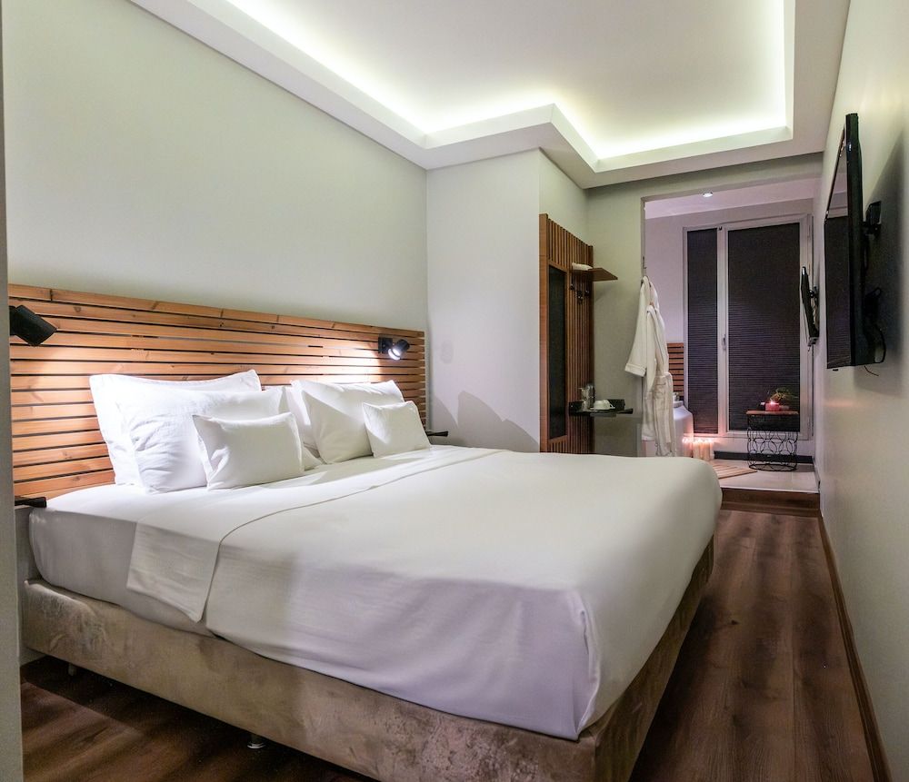 undefined Discovery Hotel 8