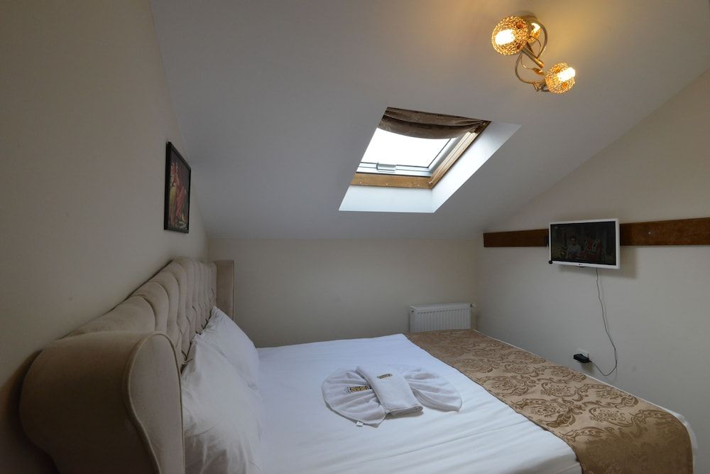 Hotel Ankatra Roof Room with Glass Ceiling 2