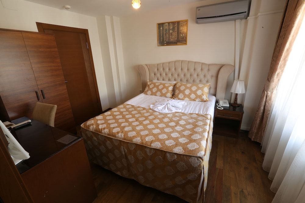 Hotel Ankatra King Room with Balcony 5