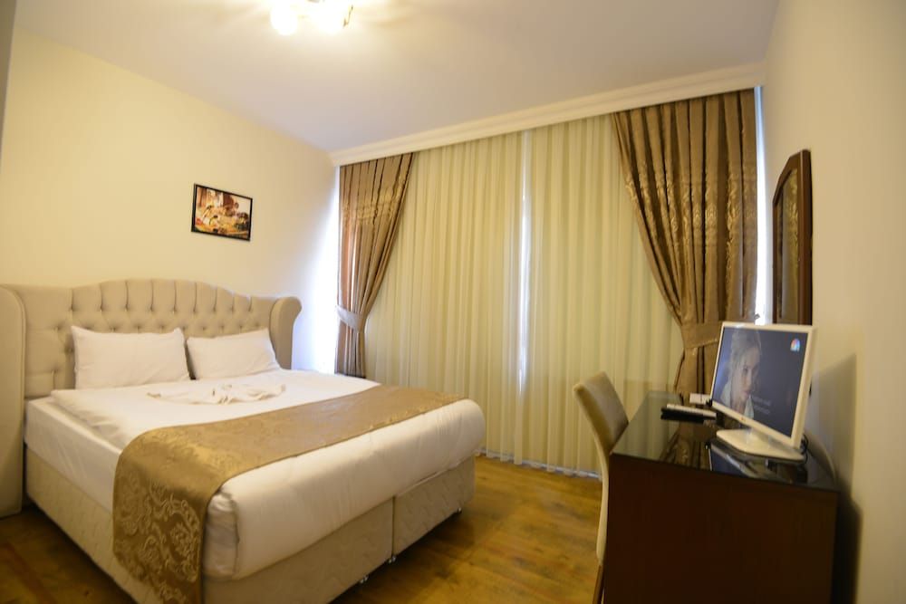 Hotel Ankatra King Room with Balcony 4