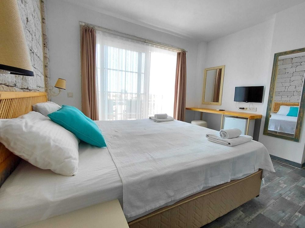 Ionic Hotel Deluxe Double Room, Balcony 2