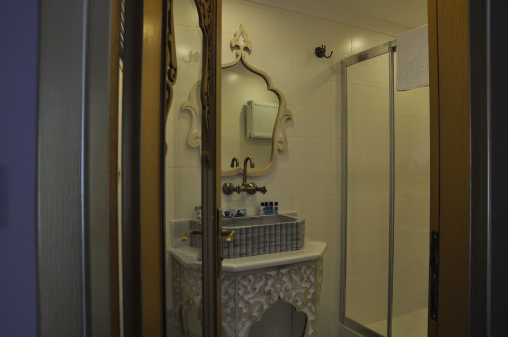 Kervan Hotel Triple Room 8