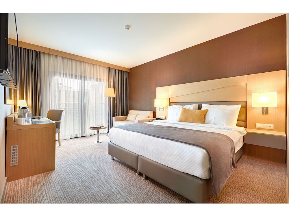 Deluxe, King and Sofa Bed, City View, Balcony