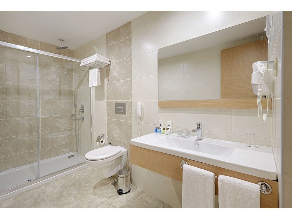 Suite Corner, King and Sofa Bed, City View, Balcony/Patio