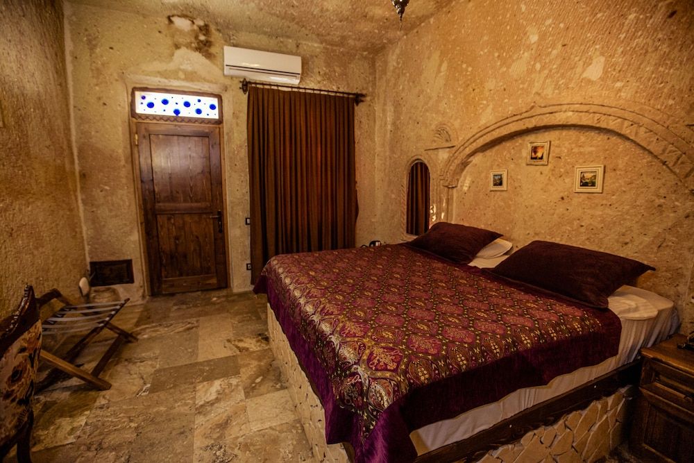 Oread Cave Suites Deluxe Double Room 2