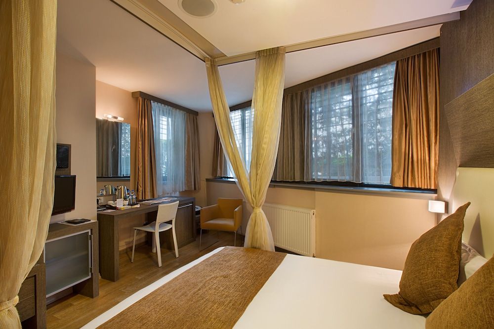 Jazz Hotel Semi Basement Room 4