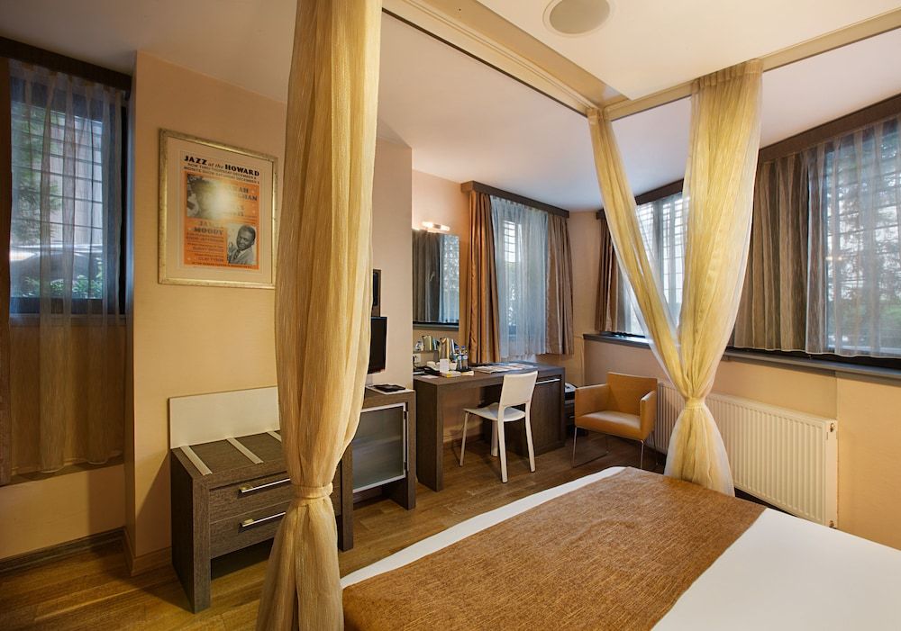 Jazz Hotel Semi Basement Room 5