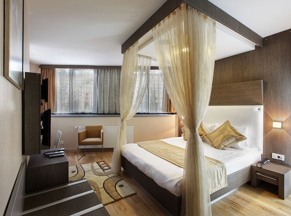 Jazz Hotel Semi Basement Room 2