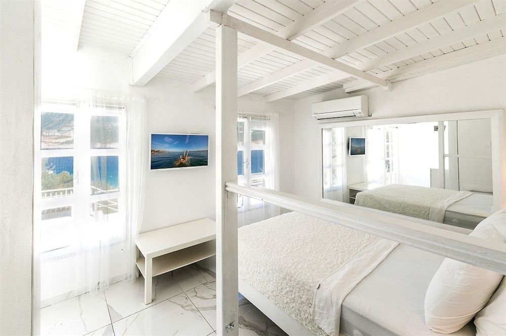 Bungalov Bahce ve Deniz Manzarali Oda