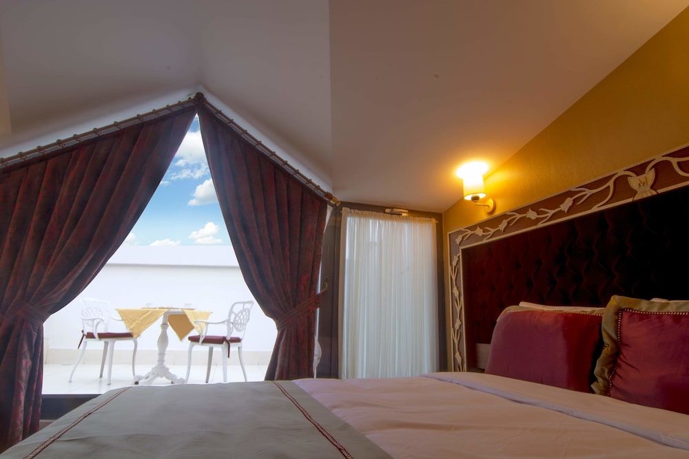 undefined MB Deluxe Hotel 3