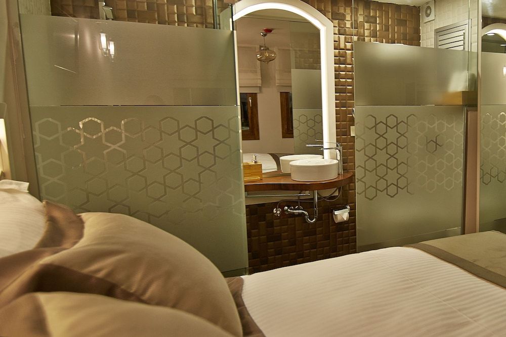 Arart Hotel Comfort Room 8