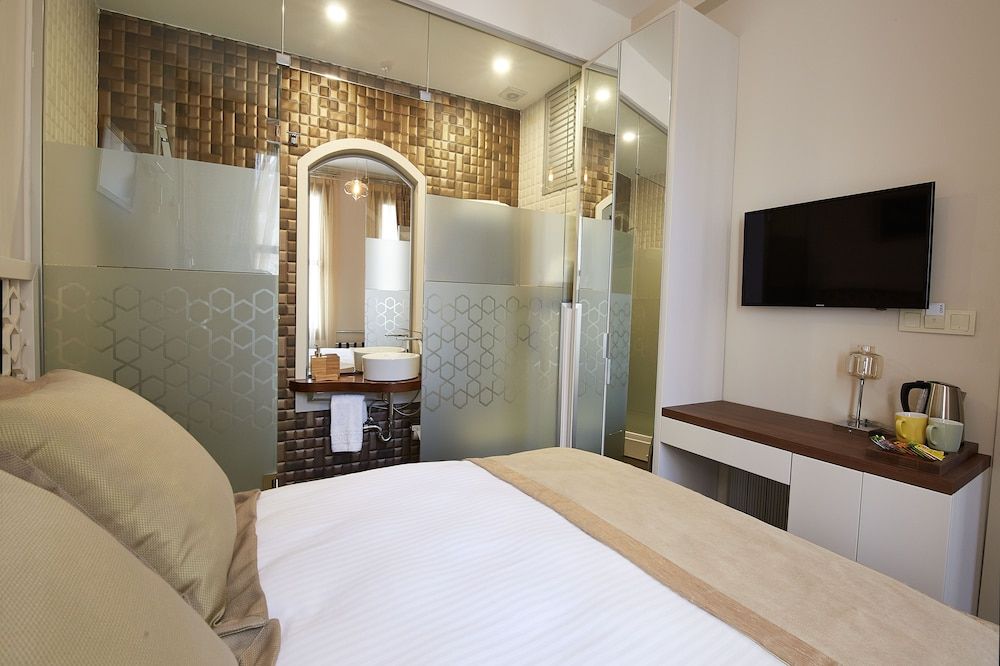 Arart Hotel Comfort Room 9