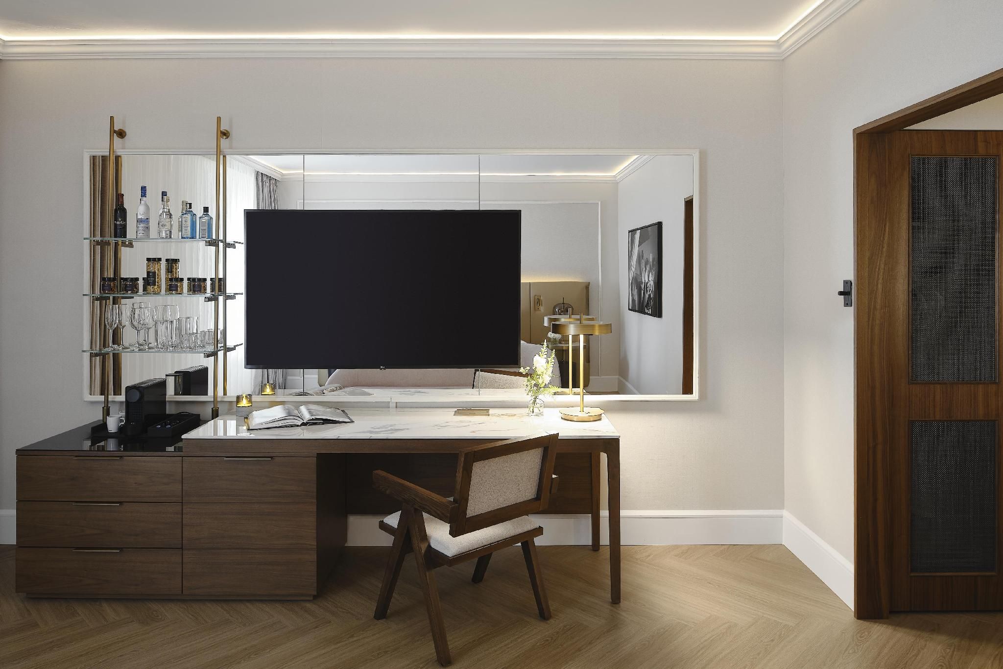 Vogue Hotel Montreal Downtown, Curio Collection by Hilton 1 King Bed  3