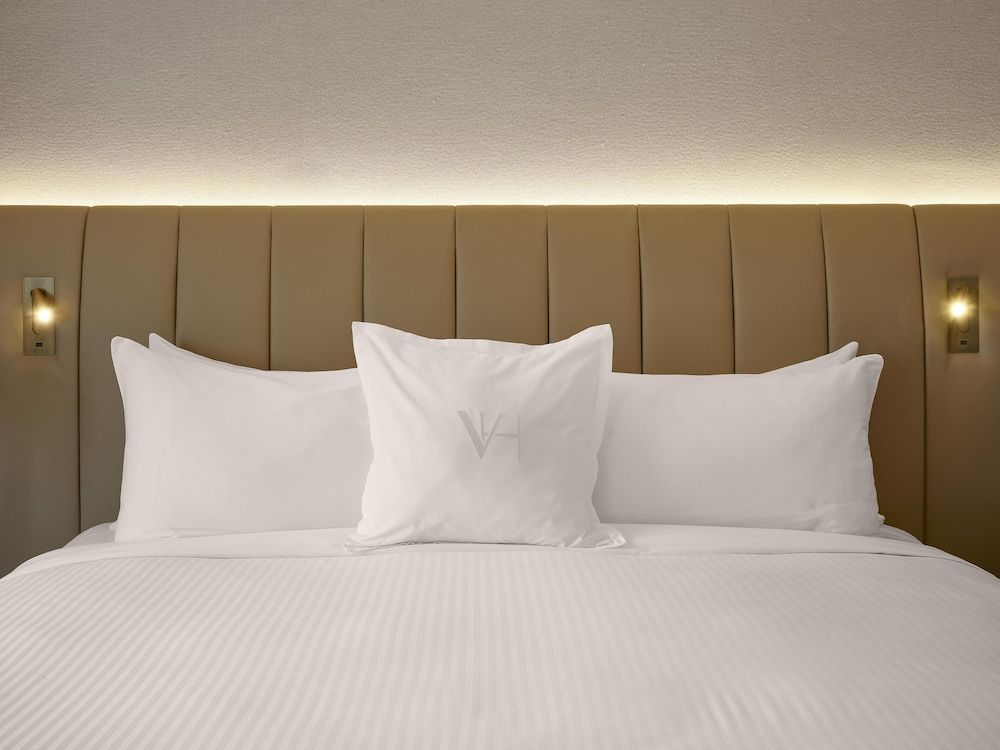 undefined Vogue Hotel Montreal Downtown, Curio Collection by Hilton 8