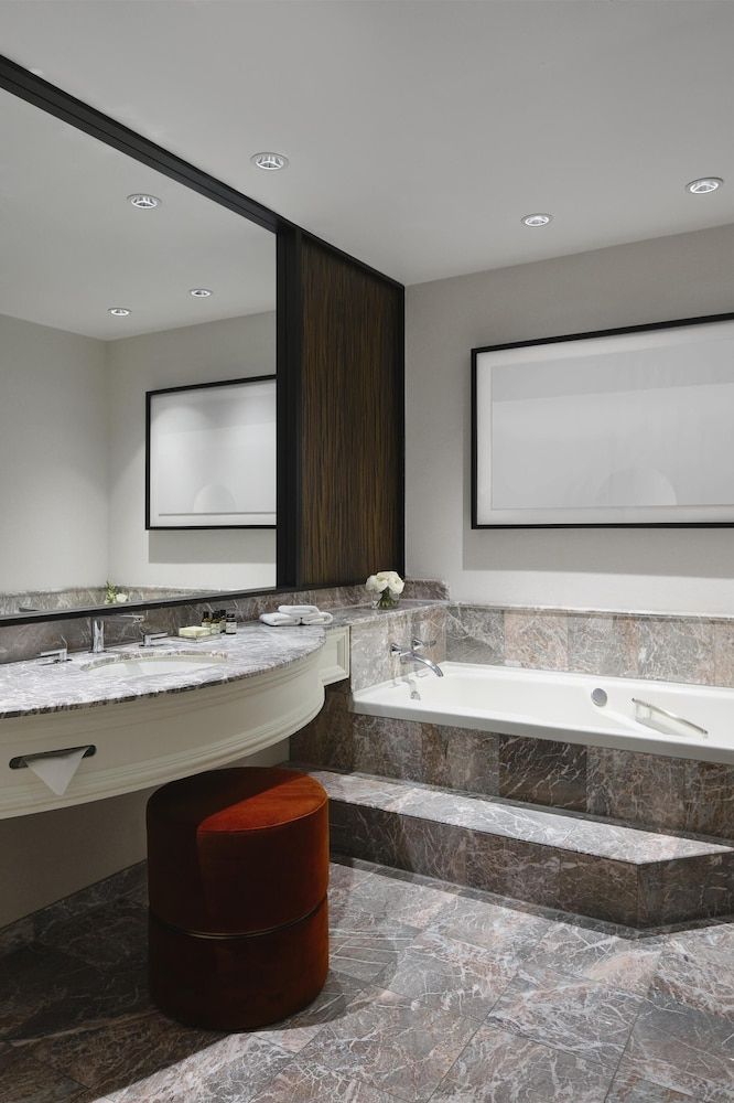 undefined Vogue Hotel Montreal Downtown, Curio Collection by Hilton 10