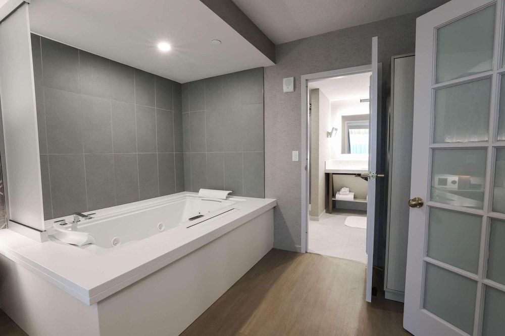Suite, 1 King Bed with Sofa bed, Non Smoking