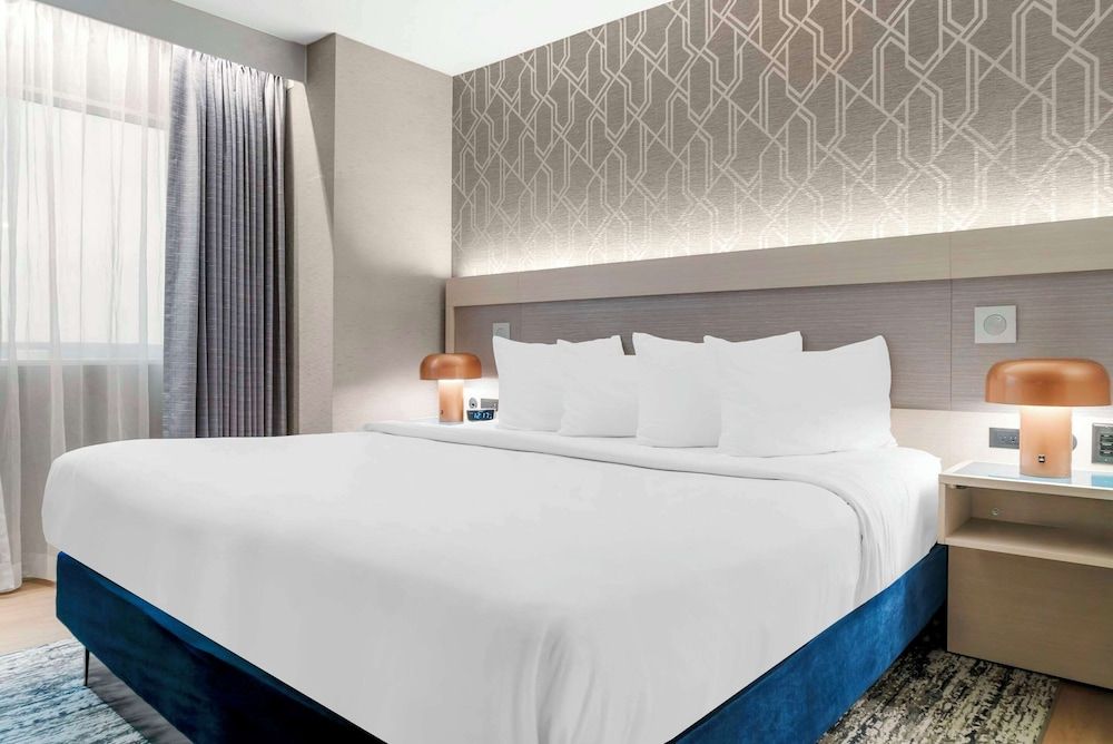 Suite, 1 King Bed with Sofa bed, Non Smoking
