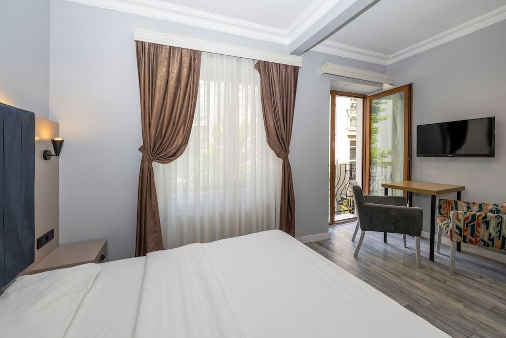 undefined Cirrus Suites 8