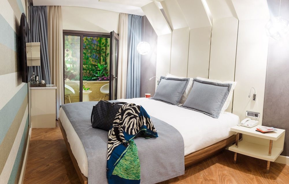 undefined Maroon Hotel Pera 3