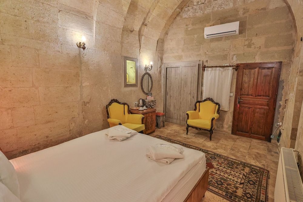 Bedrock Cave Hotel - Adults Only Standard Room 7