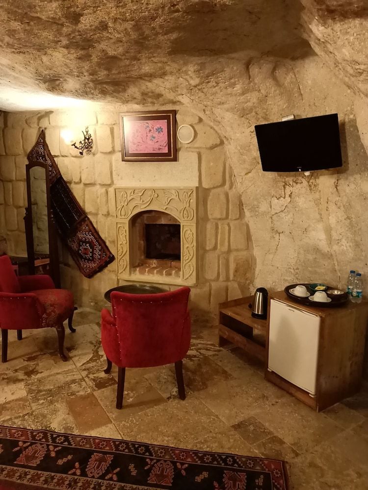 Naturels Cave House Superior Triple Room 8