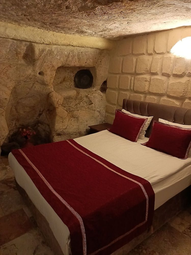 Naturels Cave House Superior Triple Room 9