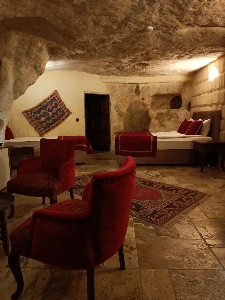 Naturels Cave House Superior Triple Room 2