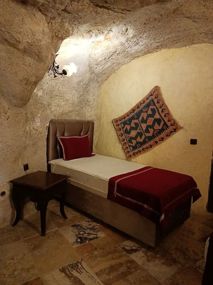 Naturels Cave House Superior Triple Room 4