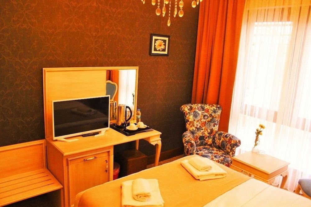 Vendome Hotel Deluxe Room 11