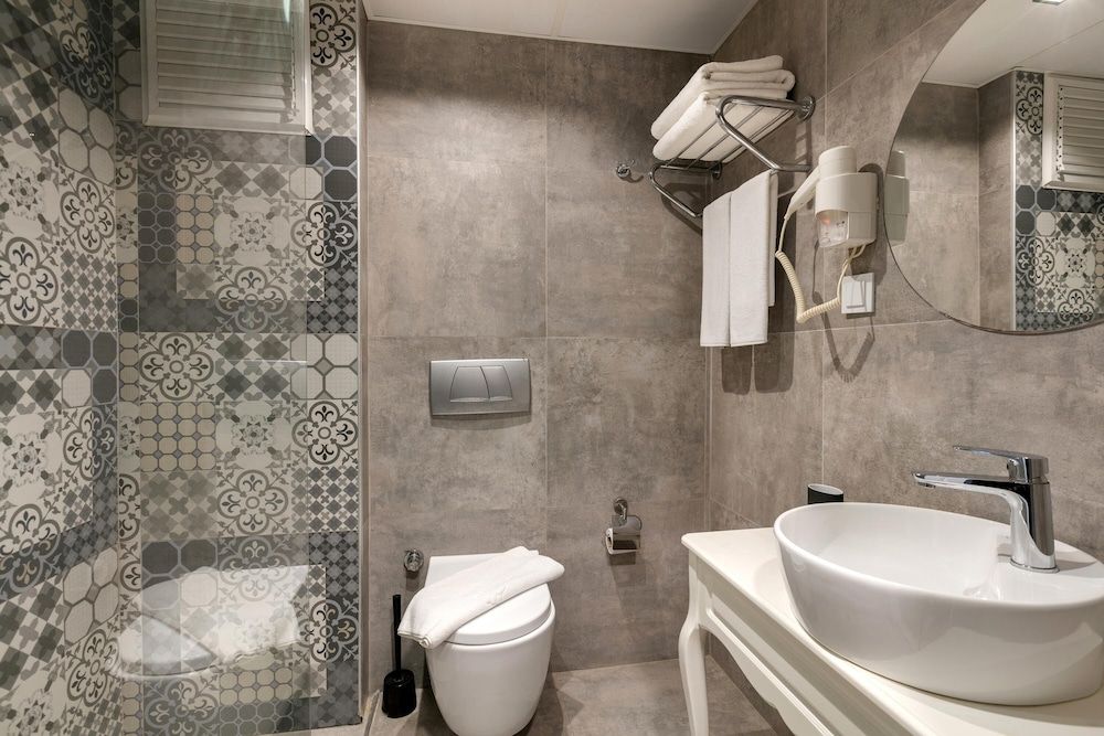 Azuu Hotel Standard Double or Twin Room 4